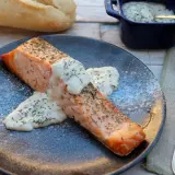 Salmón jugoso cocinado en **airfryer**, bañado en una cremosa salsa de eneldo. ¡Un plato delicioso y fácil!