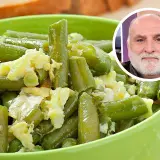 Judías verdes con patatas y huevo revuelto en un cuenco verde. Un hombre sonríe en un círculo superpuesto.