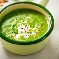 Un cremoso y vibrante **pure de verduras Thermomix**, coronado con un toque de nata y especias. ¡Perfecto para una comida saludable!