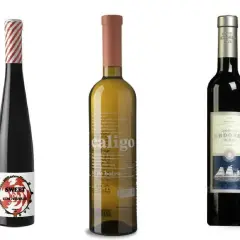 Tres botellas de vino: una negra con etiqueta "Sweet", una dorada con "caligo" y una oscura con etiqueta de barco. Así se hace el vino dulce.