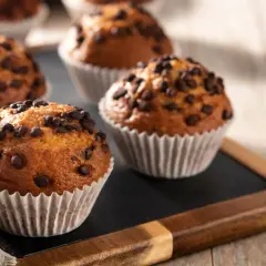 Deliciosas magdalenas caseras con chispas de chocolate, recién horneadas y listas para disfrutar.