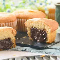 Magdalenas de chocolate con un centro cremoso y dulce. Un bocado perfecto para los amantes del chocolate.