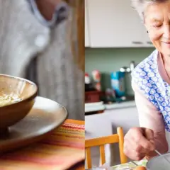 Abuela sonriente prepara sopa de fideos casera. Un plato humeante espera ser disfrutado.