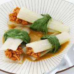 Rollitos de acelgas rellenos de carne picada, una idea deliciosa para tus recetas con acelgas.
