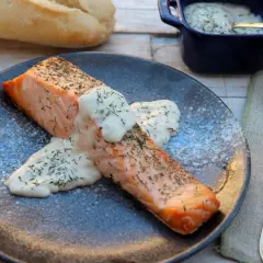 Salmón jugoso cocinado en **airfryer**, bañado en una cremosa salsa de eneldo. ¡Un plato delicioso y fácil!