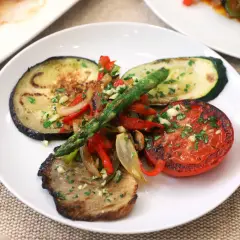 Parrillada de verduras con berenjena, calabacín, tomate, espárragos y pimientos. Un plato lleno de sabor y color.