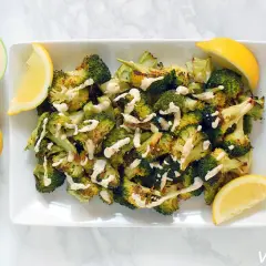 Brocoli al horno con aderezo cremoso y gajos de limón. Un plato saludable y delicioso.