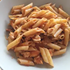 Macarrones con pollo en salsa roja, un plato reconfortante y delicioso.