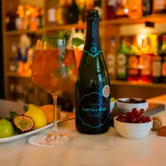 Refrescante sangría de cava con frutas y menta, lista para disfrutar.