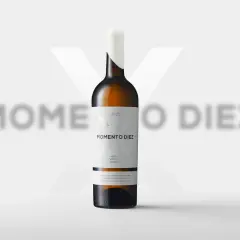 Botella de vino blanco "Momento Diez", uno de los mejores vinos blancos España, con etiqueta que celebra la pasión por el Verdejo.
