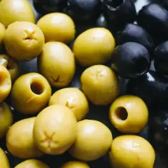 Montón de aceitunas verdes y negras, unas con hueso y otras deshuesadas. ¡Mas y mas oliva para disfrutar!