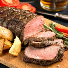 Jugosa carne asada, perfectamente cocida, acompañada de papas rústicas, rodajas de tomate y pimientos rojos. ¡Un festín para los sentidos!