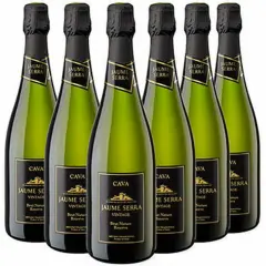 Seis botellas de cava Jaume Serra, un ejemplo de los 10 mejores cavas catalanes.