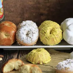 Rosquillas tontas, algunas cubiertas de azúcar glas y almendras, otras con glaseado amarillo y unas blancas. ¡Un dulce tentempié!