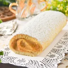 Un delicioso brazo de gitano cubierto de azúcar glas, listo para ser disfrutado.