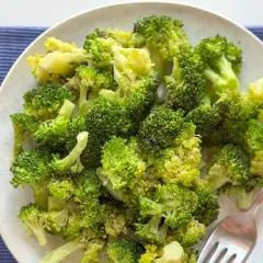 Un plato de brócoli cocido, verde brillante y tierno, listo para disfrutar.