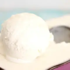 Una bola cremosa de helado de nata sobre un plato, lista para ser disfrutada.
