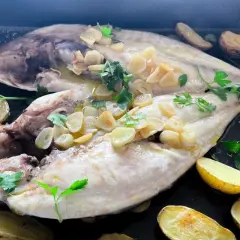 Dorada a la espalda, jugosa y tierna, con patatas asadas y un toque de ajo y perejil.