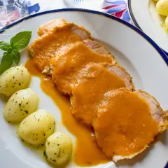 Lomo en salsa con patatas. Un plato principal delicioso y reconfortante, perfecto para cualquier ocasión.