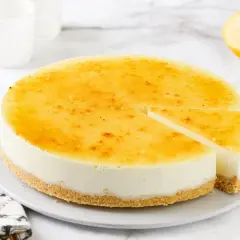 Tarta de limón sin horno, cremosa y con una capa superior dorada y brillante. Perfecta para un postre refrescante.