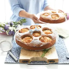 Deliciosa tarta de manzana Thermomix, espolvoreada con azúcar glas y decorada con un lazo azul.