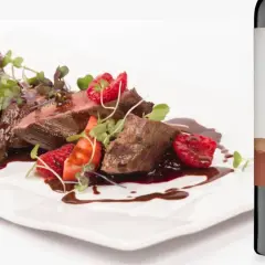 Filete de ternera con fresas y frambuesas, bañado en salsa de chocolate, maridado con un vino tinto de uva Tempranillo de Ribera del Duero.