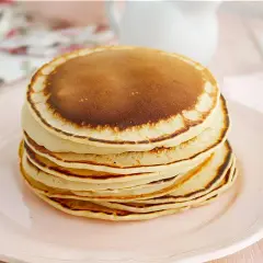 Pila de tortitas doradas, perfectas para tu próxima receta.