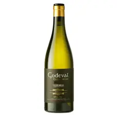 Botella de vino blanco Godeval Godello, un vino godello de donde es Valdeorras, Galicia, España.