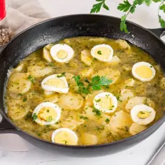 Patatas en salsa verde con huevos duros, un plato reconfortante y lleno de sabor, listo para disfrutar.