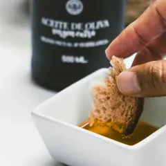 Pan mojado en aceite de oliva virgen extra (AOVE). Descubre qué es aove y para qué sirve: un placer para el paladar y la salud.