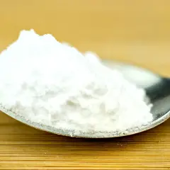 Cuchara con polvo blanco, posiblemente ácido tartárico para que sirve en repostería y como conservante.