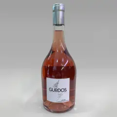 Botella de vino rosado Gurdos, con etiqueta que indica "Prieto Picudo León".