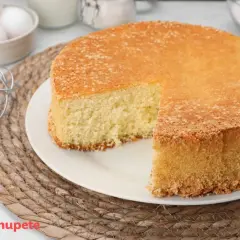 Un esponjoso pa de pessic recién horneado, con una miga tierna y dorada, listo para disfrutar.
