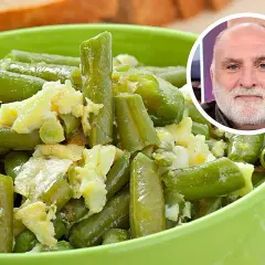 Judías verdes con patatas y huevo revuelto en un cuenco verde. Un hombre sonríe en un círculo superpuesto.