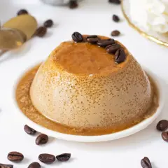 Delicioso flan de café, adornado con granos de café tostados y bañado en caramelo. Un postre perfecto para los amantes del café.