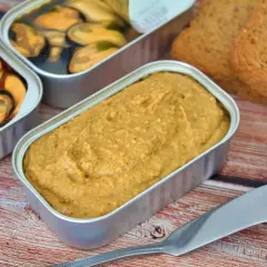 Pate de mejillones en lata, junto a mejillones en escabeche y tostadas.