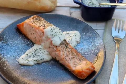 Salmón jugoso cocinado en **airfryer**, bañado en una cremosa salsa de eneldo. ¡Un plato delicioso y fácil!