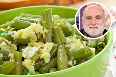 Judías verdes con patatas y huevo revuelto en un cuenco verde. Un hombre sonríe en un círculo superpuesto.