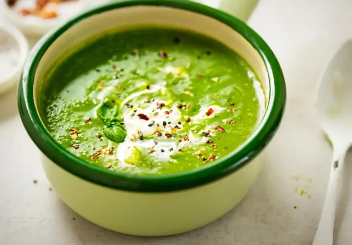 Un cremoso y vibrante **pure de verduras Thermomix**, coronado con un toque de nata y especias. ¡Perfecto para una comida saludable!
