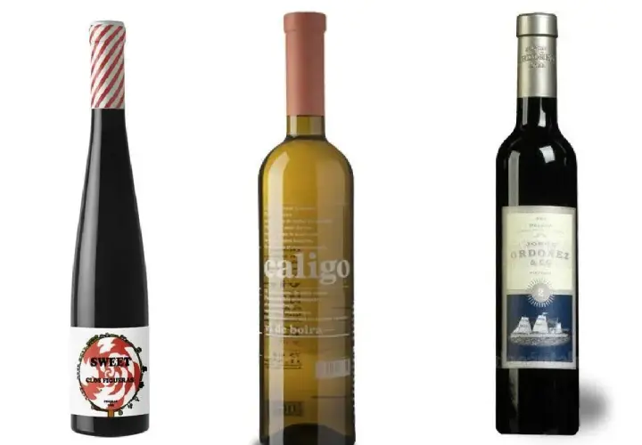 Tres botellas de vino: una negra con etiqueta "Sweet", una dorada con "caligo" y una oscura con etiqueta de barco. Así se hace el vino dulce.