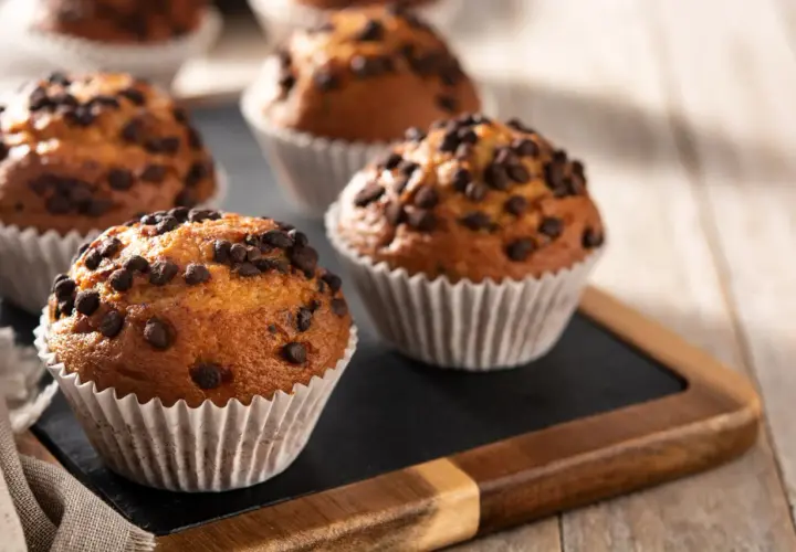 Deliciosas magdalenas caseras con chispas de chocolate, recién horneadas y listas para disfrutar.
