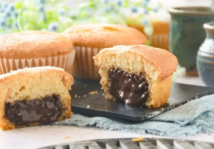 Magdalenas de chocolate con un centro cremoso y dulce. Un bocado perfecto para los amantes del chocolate.