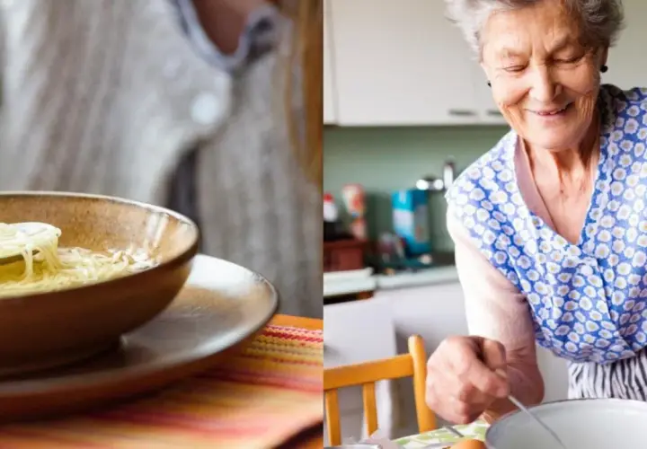 Abuela sonriente prepara sopa de fideos casera. Un plato humeante espera ser disfrutado.