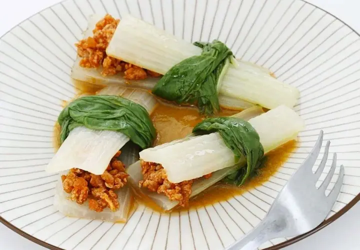 Rollitos de acelgas rellenos de carne picada, una idea deliciosa para tus recetas con acelgas.