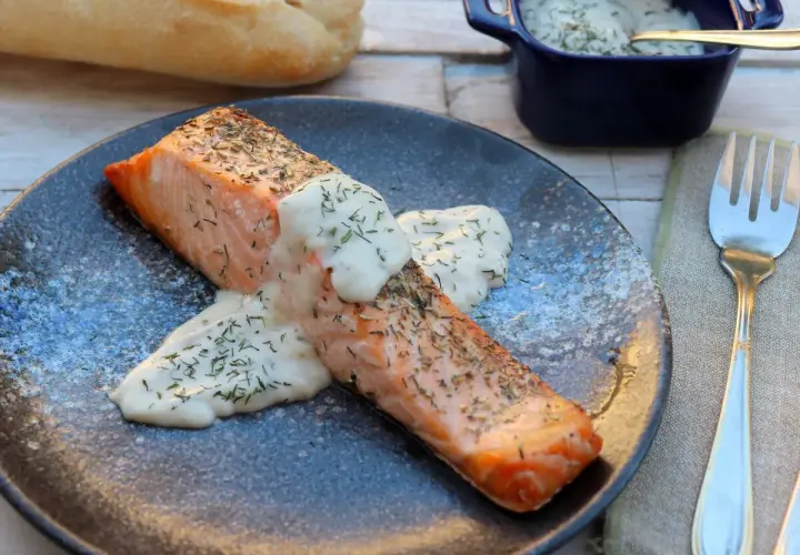 Salmón jugoso cocinado en **airfryer**, bañado en una cremosa salsa de eneldo. ¡Un plato delicioso y fácil!