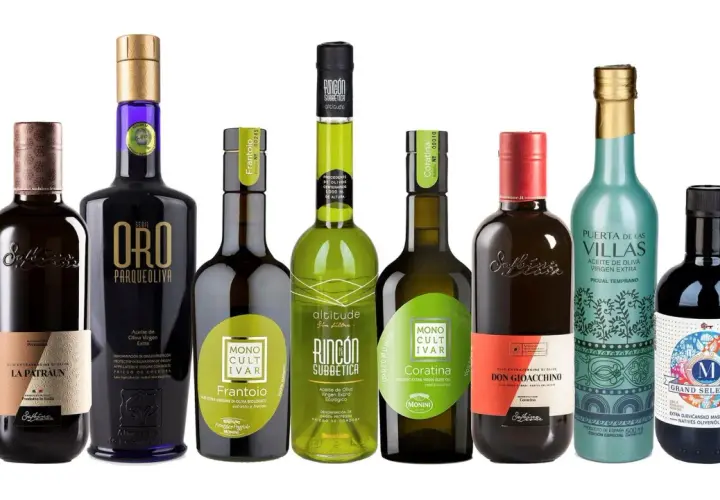 Varias botellas de aceite de oliva virgen extra, mostrando el **aceite de oliva origen** de diferentes regiones y variedades.