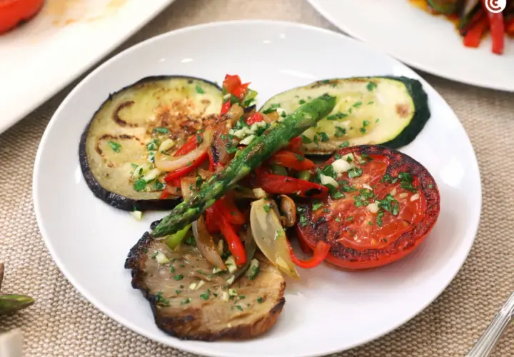 Parrillada de verduras con berenjena, calabacín, tomate, espárragos y pimientos. Un plato lleno de sabor y color.