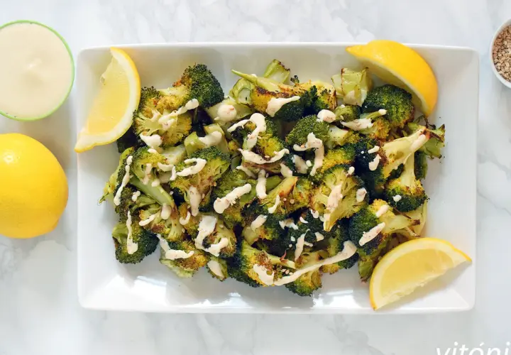 Brocoli al horno con aderezo cremoso y gajos de limón. Un plato saludable y delicioso.