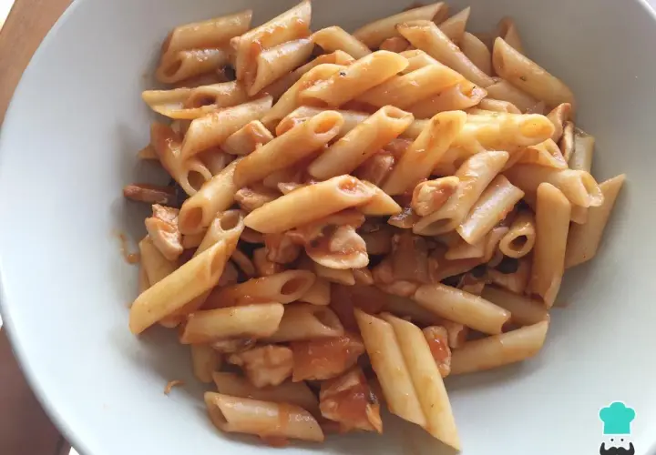 Macarrones con pollo en salsa roja, un plato reconfortante y delicioso.