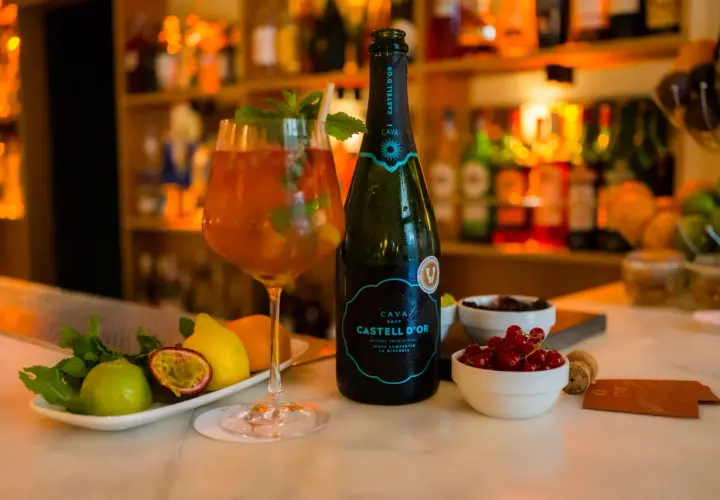 Refrescante sangría de cava con frutas y menta, lista para disfrutar.